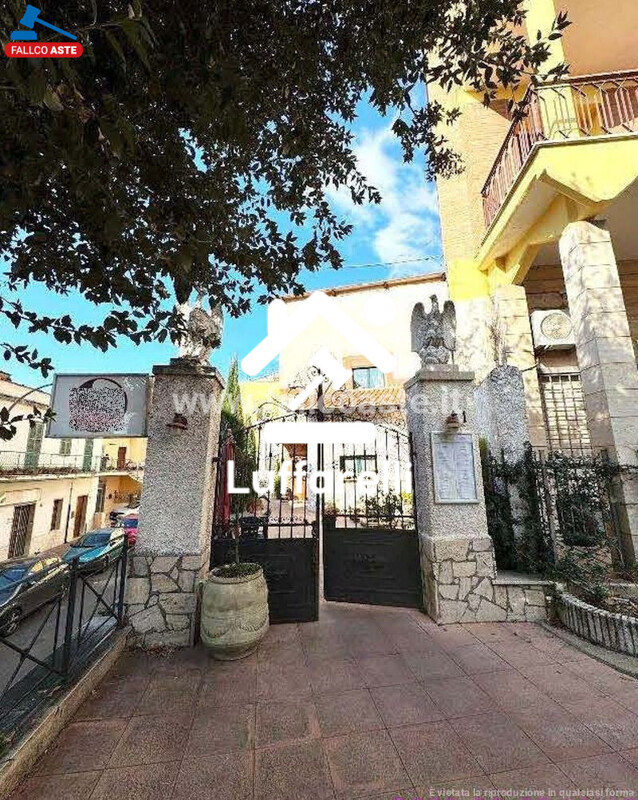 Immagine di LOCALE COMMERCIALE PIAZZA CESARE BATTISTI – MARCELLINA