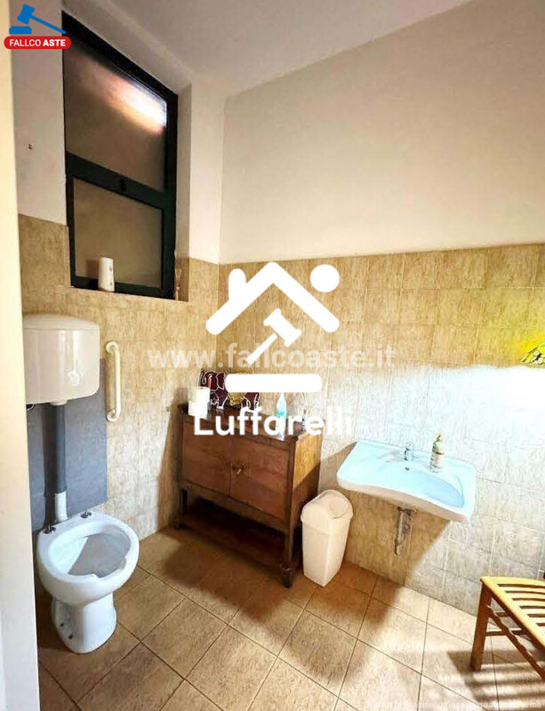 Immagine di LOCALE COMMERCIALE PIAZZA CESARE BATTISTI – MARCELLINA