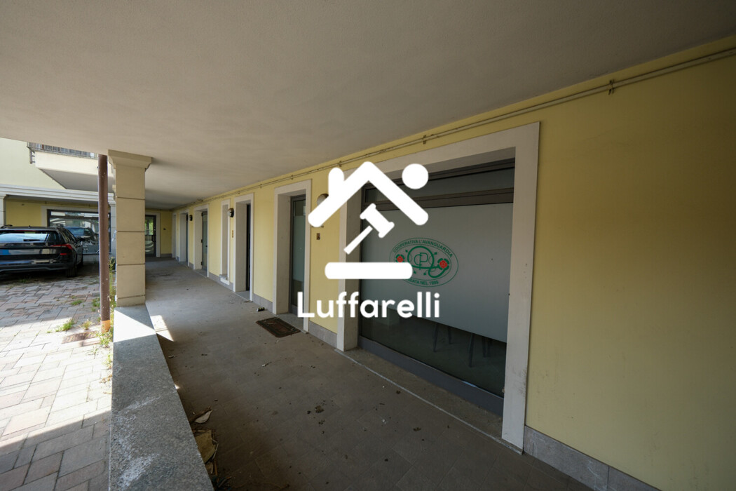 Immagine di LOCALE COMMERCIALE VIA DANTE ALIGHIERI – ARLUNO