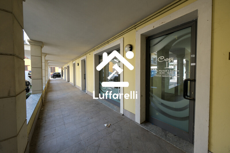 Immagine di LOCALE COMMERCIALE VIA DANTE ALIGHIERI – ARLUNO
