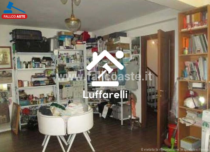 Immagine di LOCALE COMMERCIALE VICOLO DI S. MATTEO – ROMA