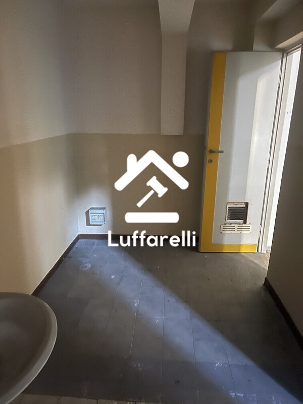 Immagine di LOCALE COMMERCIALE VIA ARISTIDE LEONORI ROMA