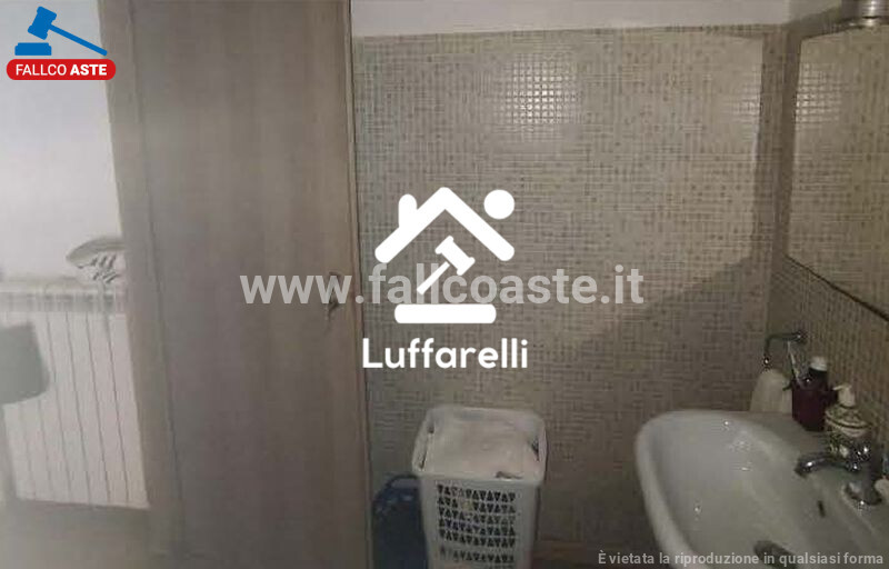 Immagine di LOCALE COMMERCIALE VIA FIAMIGNANO – ROMA