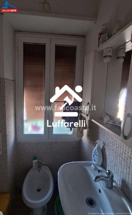 Immagine di LOCALE COMMERCIALE VIA FIAMIGNANO – ROMA