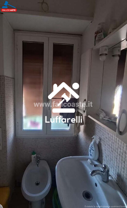 Immagine di LOCALE COMMERCIALE VIA FIAMIGNANO – ROMA