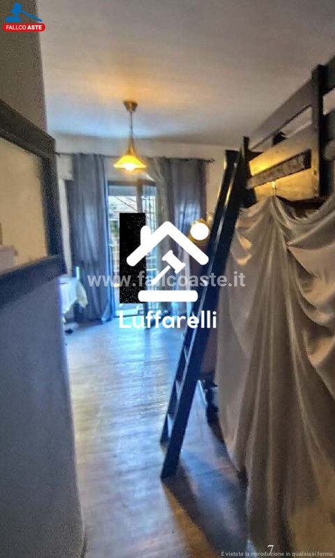 Immagine di LOCALE COMMERCIALE VIA FIAMIGNANO – ROMA