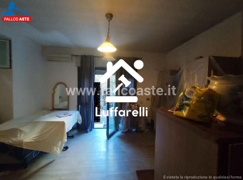 Immagine di LOCALE COMMERCIALE VIA FIAMIGNANO – ROMA