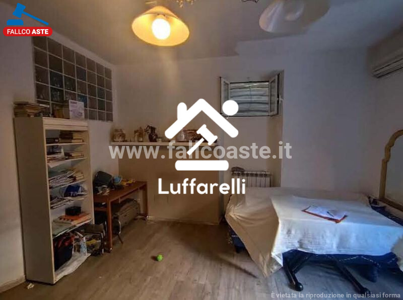 Immagine di LOCALE COMMERCIALE VIA FIAMIGNANO – ROMA