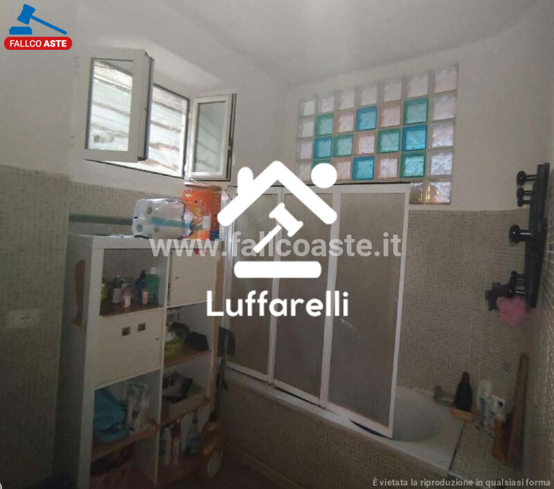 Immagine di LOCALE COMMERCIALE VIA FIAMIGNANO – ROMA