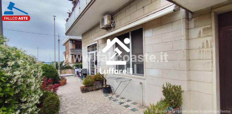 Immagine di LOCALE COMMERCIALE VIA FIAMIGNANO – ROMA