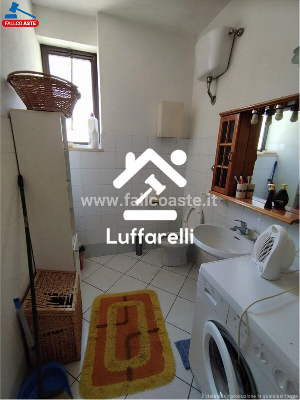 Immagine di LOCALE COMMERCIALE VIA SIMERI CRICHI – ROMA