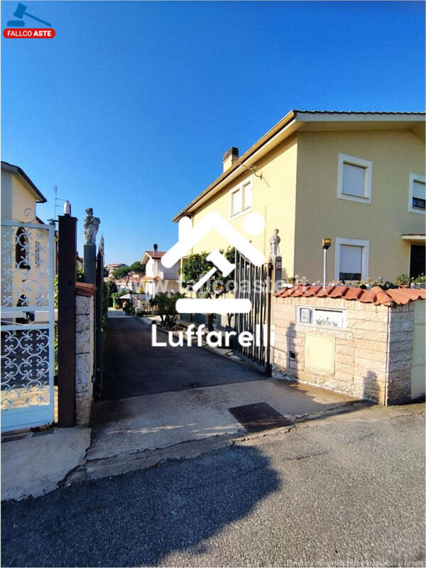 Immagine di LOCALE COMMERCIALE VIA SIMERI CRICHI – ROMA