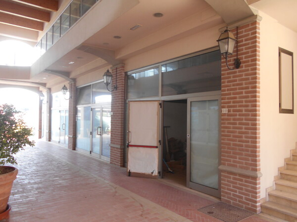 NEGOZIO O LOCALE COMMERCIALE VIA DELLE FARNIOLE - FOIANO DELLA CHIANA