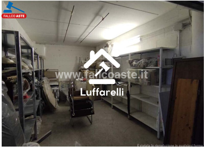 Immagine di LOCALE COMMERCIALE VIA DELLA MARRANA – ROMA