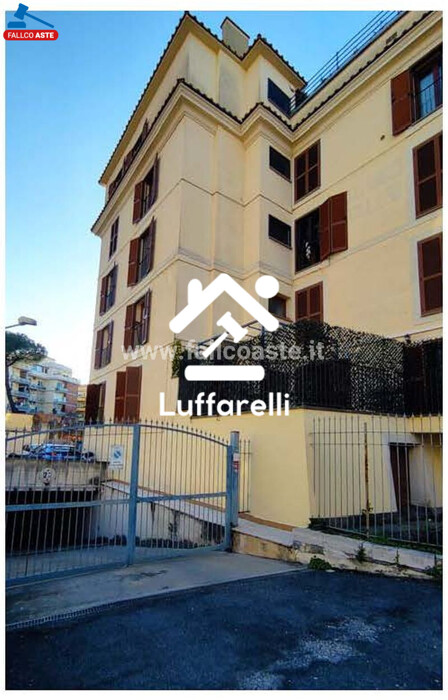 Immagine di LOCALE COMMERCIALE VIA DELLA MARRANA – ROMA