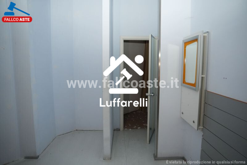 Immagine di LOCALE COMMERCIALE VIA TIBURTINA VALERIA SNC – TIVOLI