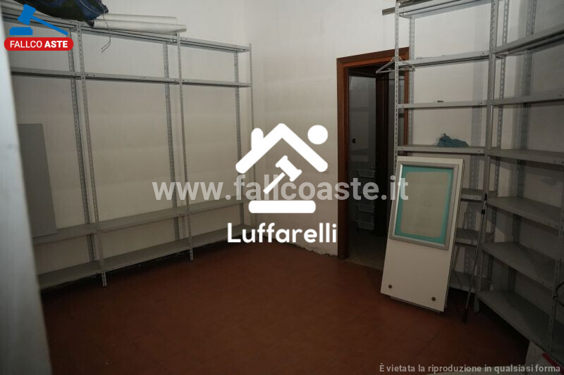 Immagine di LOCALE COMMERCIALE VIA TIBURTINA VALERIA SNC – TIVOLI