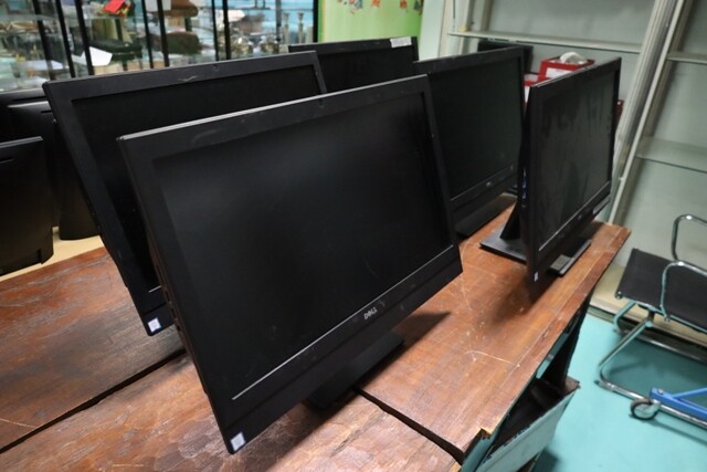 Poltroncine, sedie Kartell, divani e macchina da cucire Necchi — foto 3
