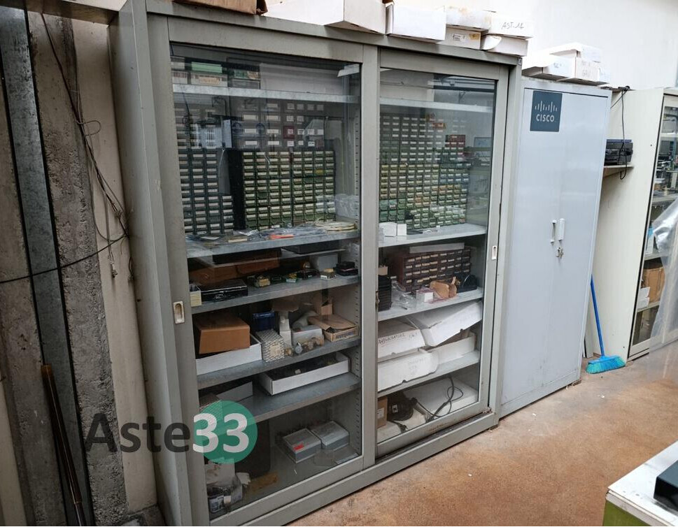 Arredi Da Ufficio E Varie – Il lotto comprende armadi metallici contenenti connettori… — foto 4