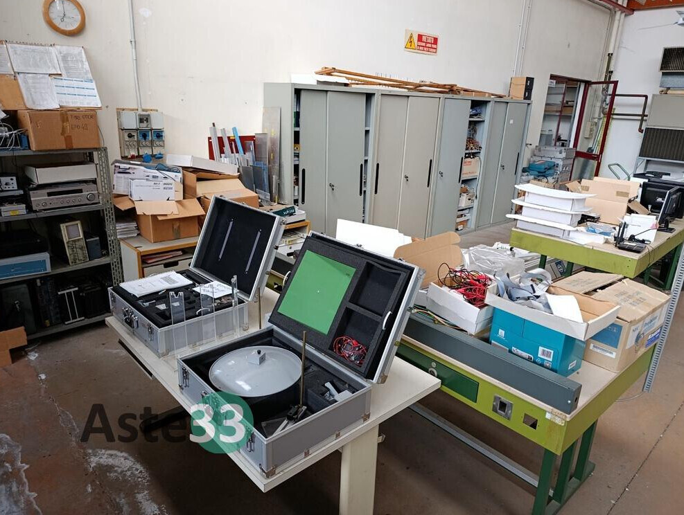 Attrezzature Ed Utensili – Il lotto comprende banchi da lavoro, scaffalature metalliche… — foto 2