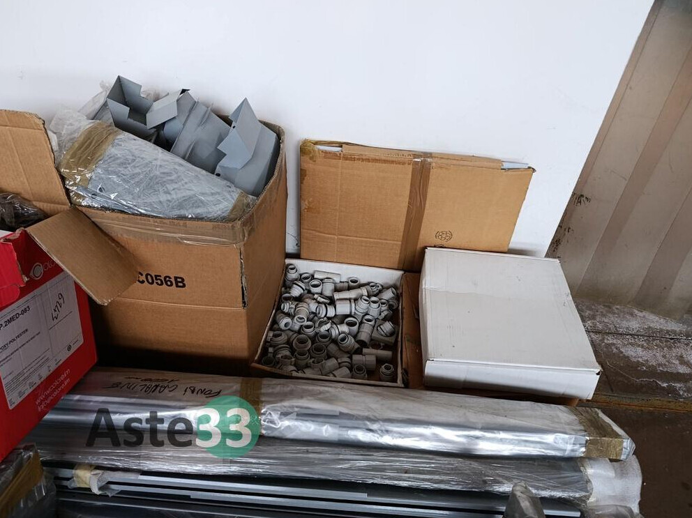 Attrezzature Ed Utensili – Il lotto comprende banchi da lavoro, scaffalature metalliche… — foto 3