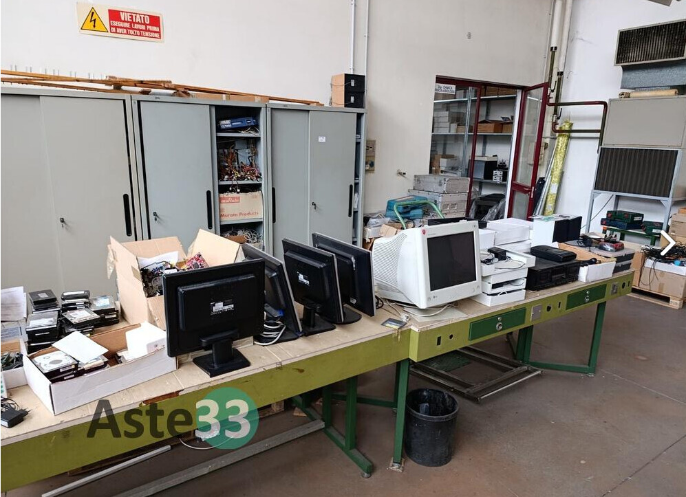 Attrezzature Ed Utensili – Il lotto comprende banchi da lavoro, scaffalature metalliche… — foto 4