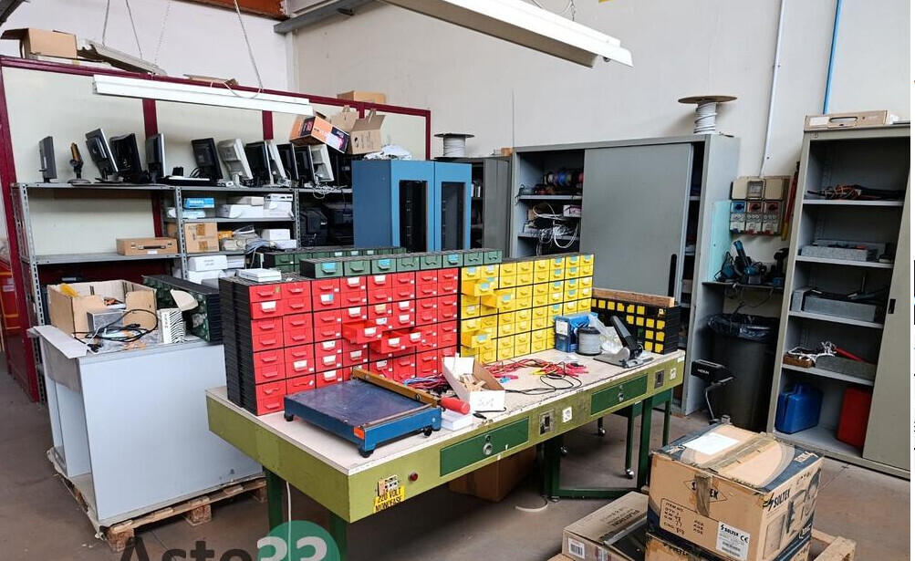 Arredi Da Ufficio E Varie – Il lotto comprende arredi e attrezzature da ufficio e da lavoro… — foto 2