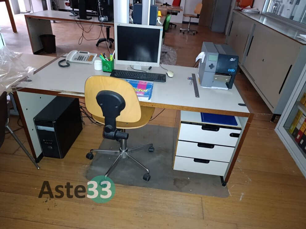Arredi Da Ufficio E Varie – Il lotto comprende arredamento per ufficio e attrezzature… — foto 2