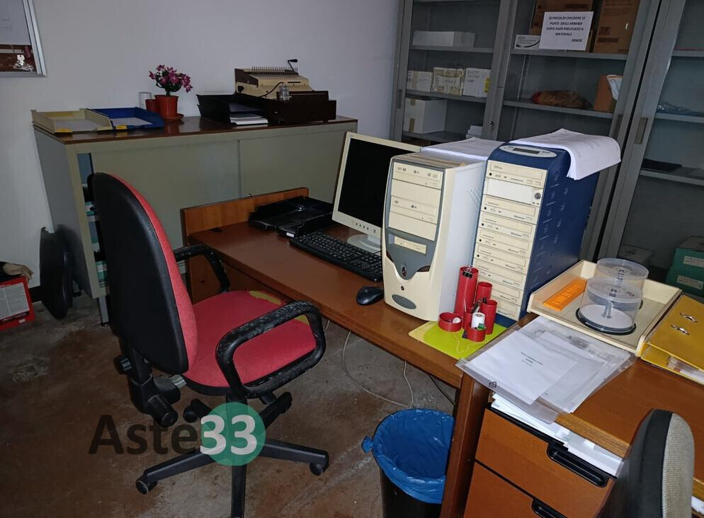 Arredi Da Ufficio E Varie – Il lotto comprende vari armadi metallici bassi con ante… — foto 5