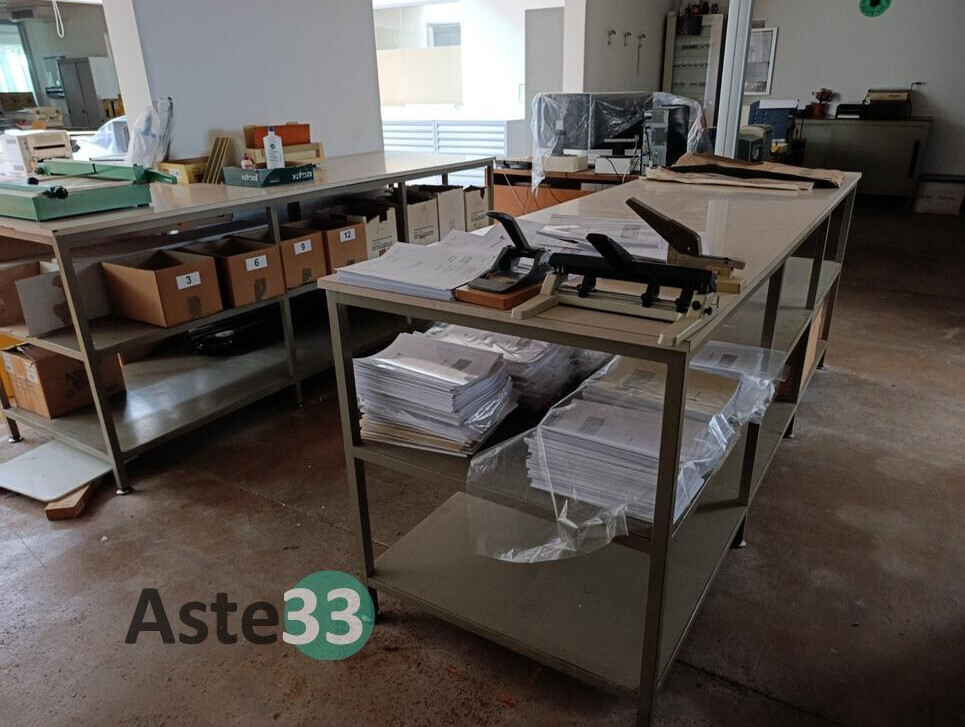 Arredi Da Ufficio E Varie – Il lotto comprende vari armadi metallici bassi con ante… — foto 2