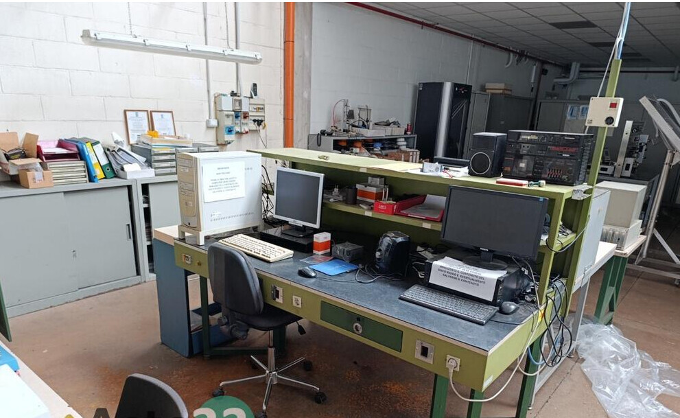 Macchine Ed Attrezzature Per LUfficio – Il lotto comprende armadi metallici, n. 2 monitor per la… — foto 4