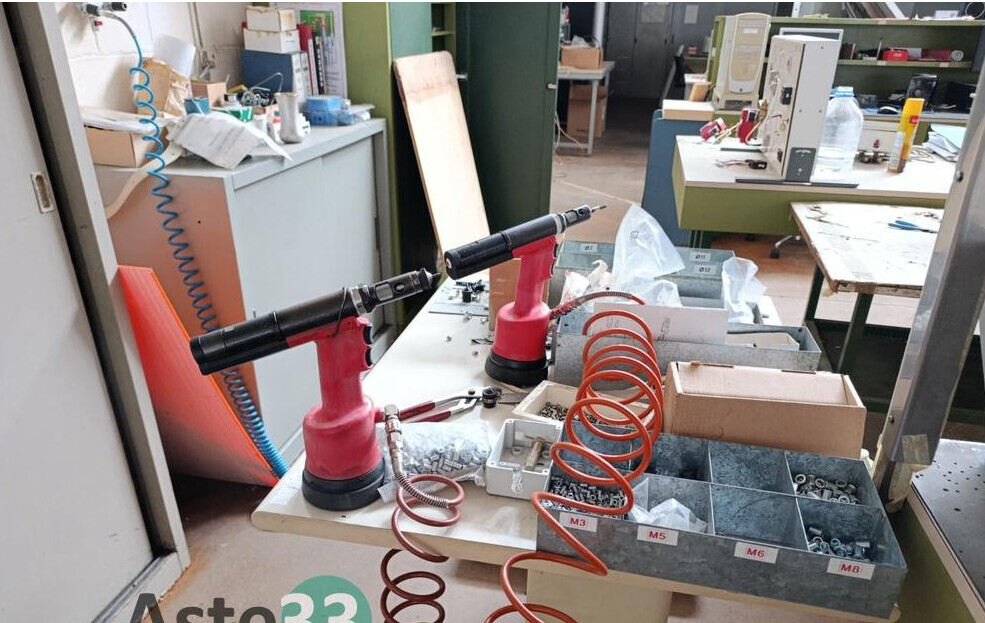 Macchine Ed Attrezzature Per LUfficio – Il lotto comprende armadi metallici, n. 2 monitor per la… — foto 6