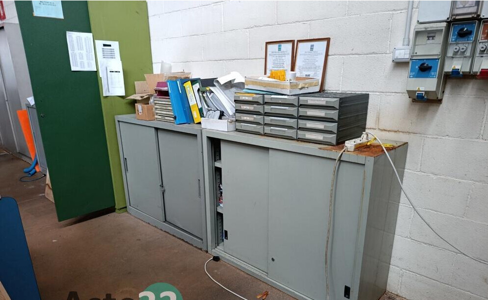 Macchine Ed Attrezzature Per LUfficio – Il lotto comprende armadi metallici, n. 2 monitor per la… — foto 2