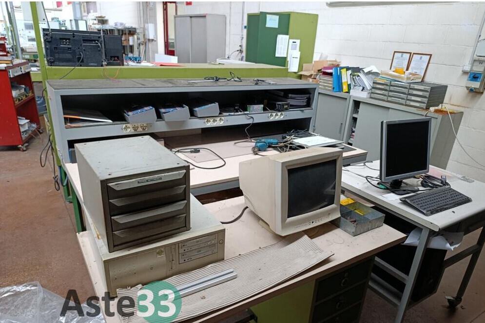 Macchine Ed Attrezzature Per LUfficio – Il lotto comprende armadi metallici, n. 2 monitor per la… — foto 3