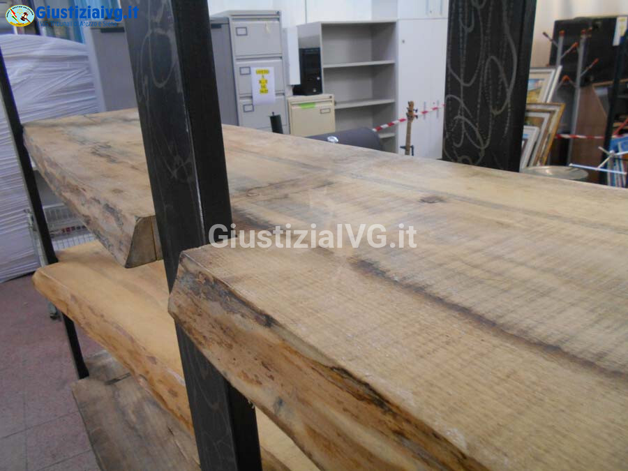 Mobili Da Casa E Varie – Il lotto comprende una libreria composta da tre fianchi in ferro… — foto 8