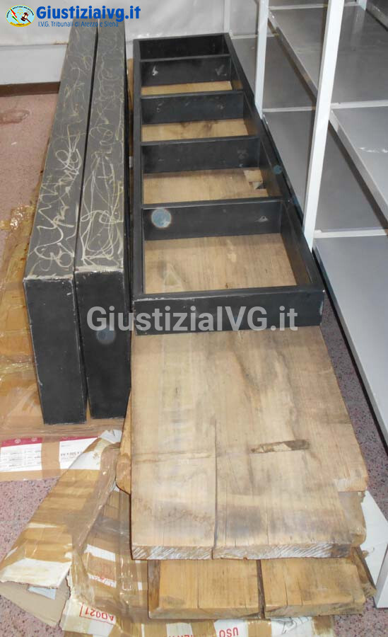 Mobili Da Casa E Varie – Il lotto comprende una libreria composta da tre fianchi in ferro… — foto 3