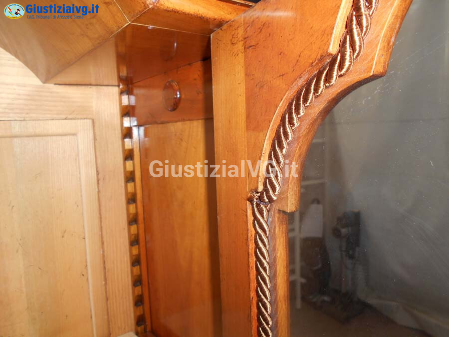 Mobili Da Casa E Varie – Il lotto comprende un mobile vetrina in stile, con due ante e… — foto 4