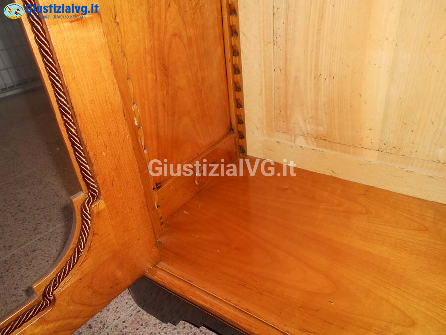Mobili Da Casa E Varie – Il lotto comprende un mobile vetrina in stile, con due ante e… — foto 5