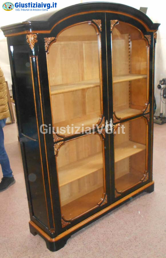 Mobili Da Casa E Varie – Il lotto comprende un mobile vetrina in stile, con due ante e… — foto 2