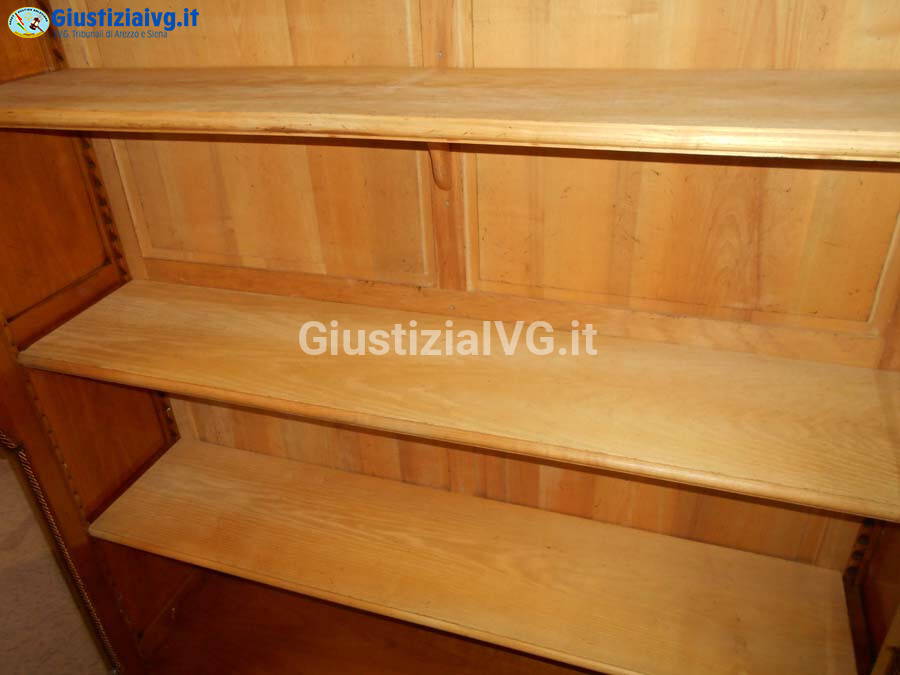 Mobili Da Casa E Varie – Il lotto comprende un mobile vetrina in stile, con due ante e… — foto 6