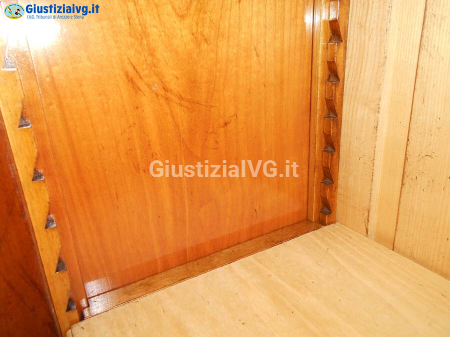 Mobili Da Casa E Varie – Il lotto comprende un mobile vetrina in stile, con due ante e… — foto 7