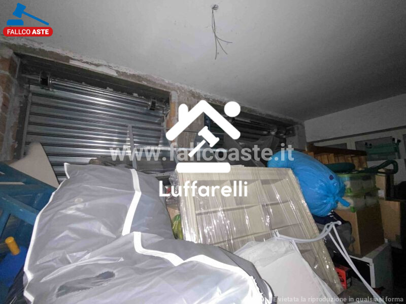 Immagine di NEGOZIO O LOCALE COMMERCIALE VIA CASALE DEL FICO – ROMA