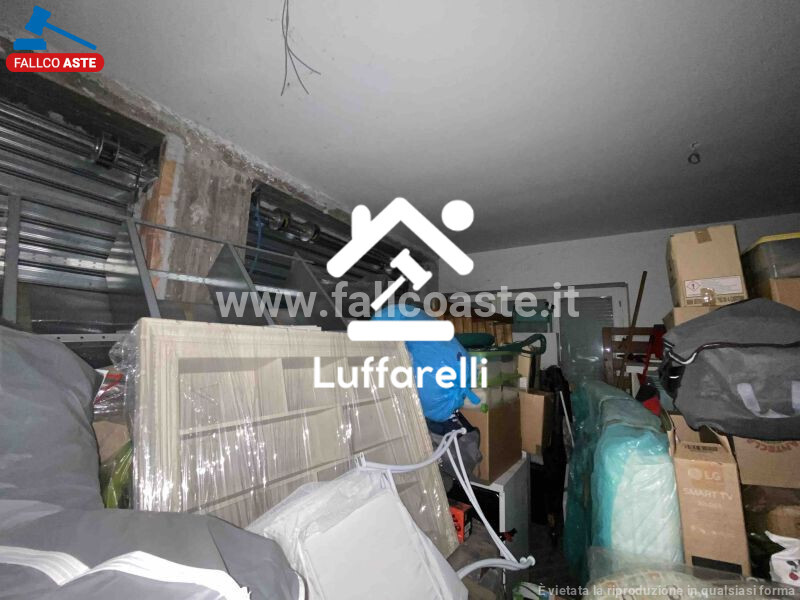 Immagine di NEGOZIO O LOCALE COMMERCIALE VIA CASALE DEL FICO – ROMA