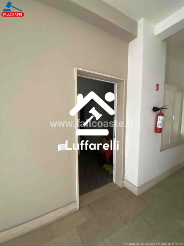 Immagine di NEGOZIO O LOCALE COMMERCIALE VIA CASALE DEL FICO – ROMA