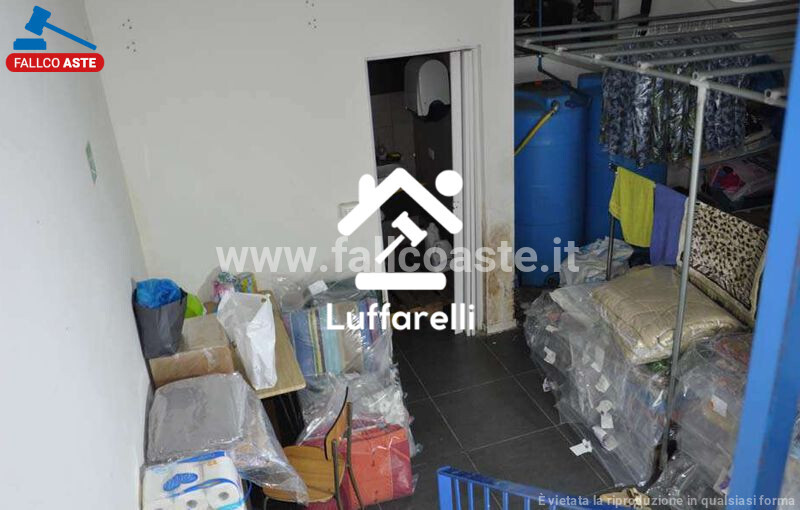 Immagine di NEGOZIO O LOCALE COMMERCIALE VIA DEI PRATI DEI PAPA – ROMA