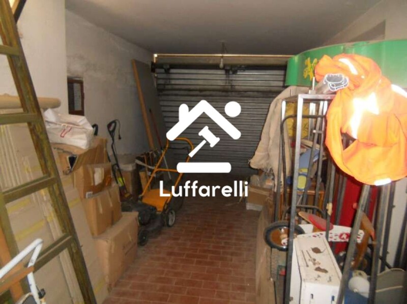 Immagine di NEGOZIO O LOCALE COMMERCIALE VIA ORAZIO 51 – POMEZIA