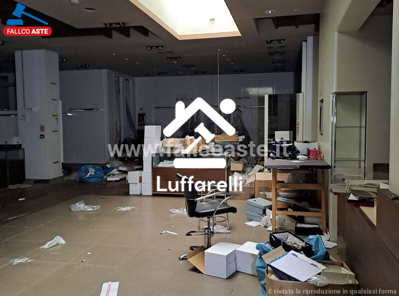 Immagine di NEGOZIO O LOCALE COMMERCIALE VIA RICCARDO PITTERI NN. 9-11 – ROMA