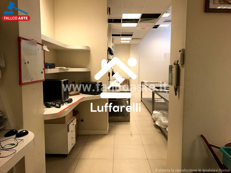 Immagine di NEGOZIO O LOCALE COMMERCIALE VIA RICCARDO PITTERI NN. 9-11 – ROMA