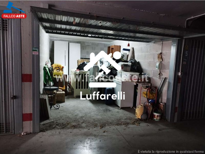 Immagine di GARAGE / POSTO AUTO VIA DI BRAVETTA N. 584 – ROMA
