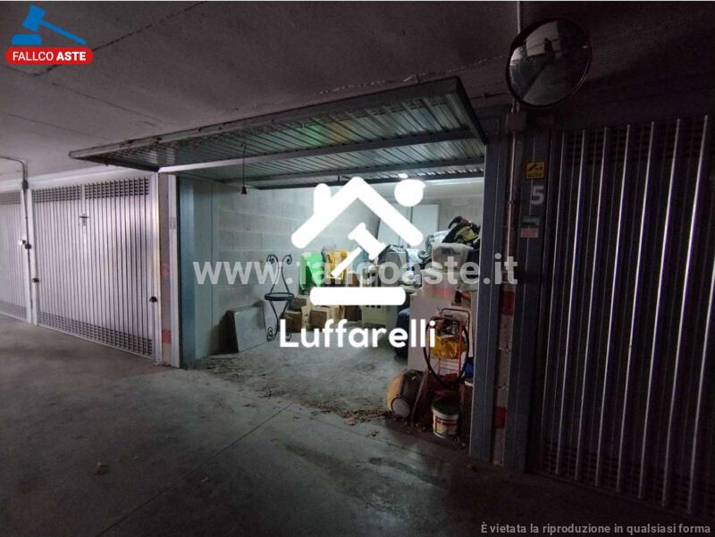 Immagine di GARAGE / POSTO AUTO VIA DI BRAVETTA N. 584 – ROMA